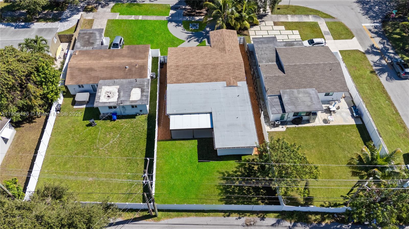 HOLLYWOOD HILLS - Residential