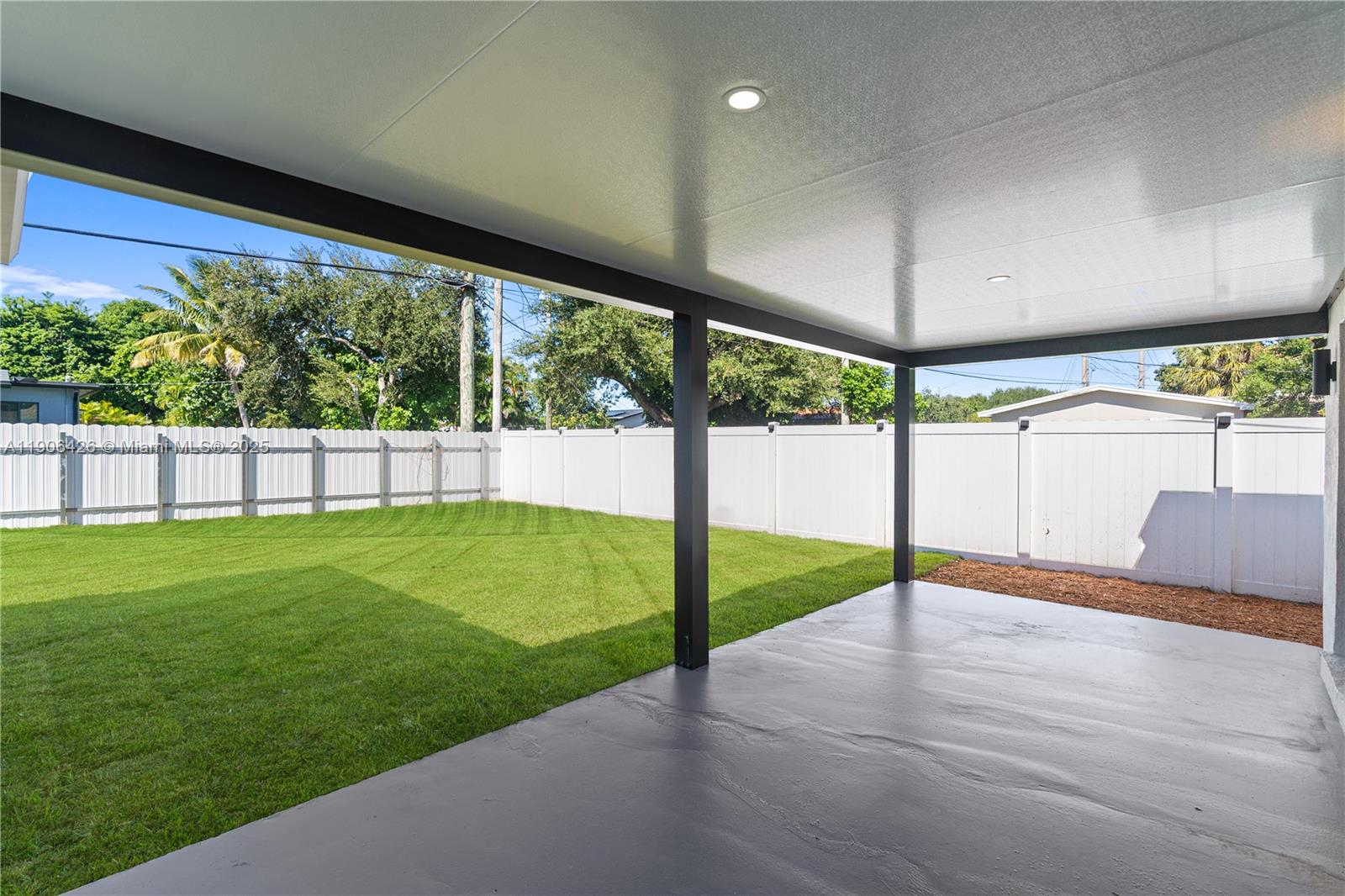 HOLLYWOOD HILLS - Residential