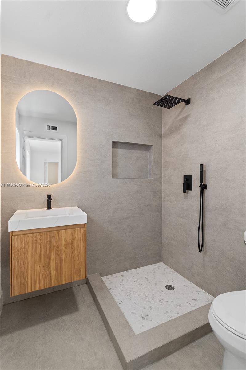 HOLLYWOOD HILLS - Residential