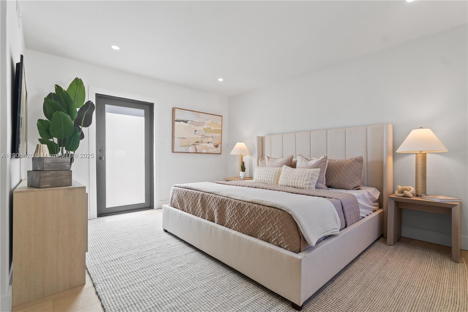 HOLLYWOOD HILLS - Residential