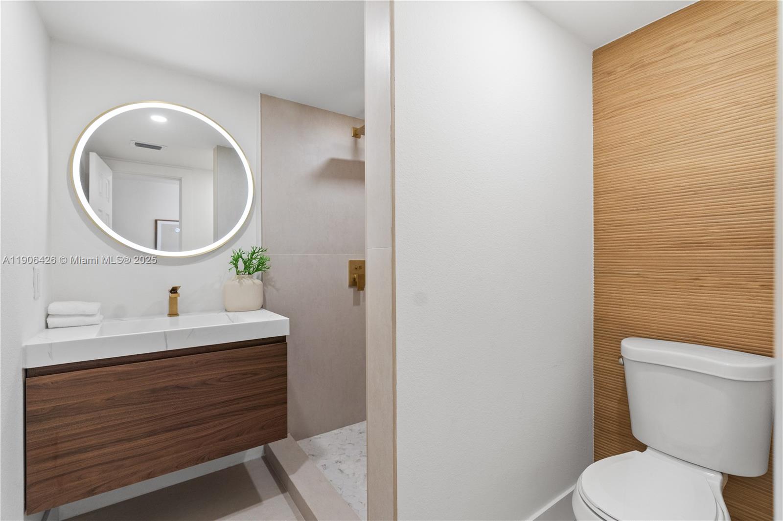 HOLLYWOOD HILLS - Residential