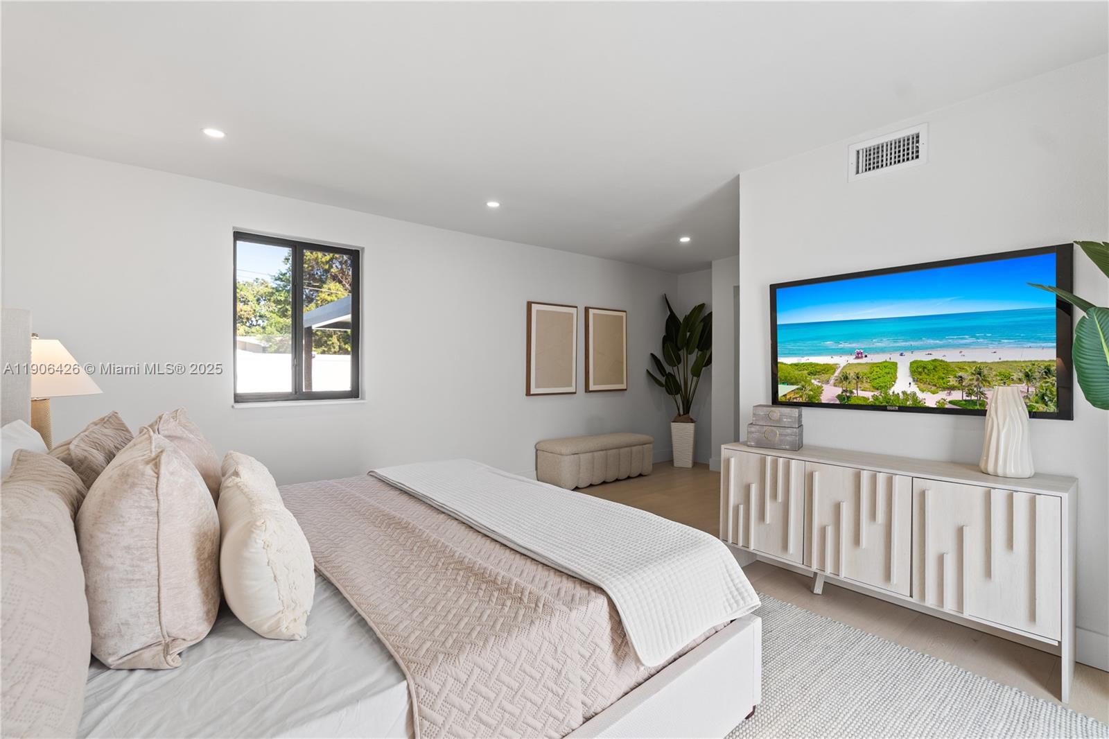 HOLLYWOOD HILLS - Residential