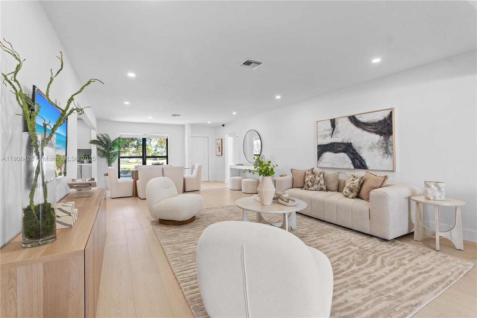 HOLLYWOOD HILLS - Residential