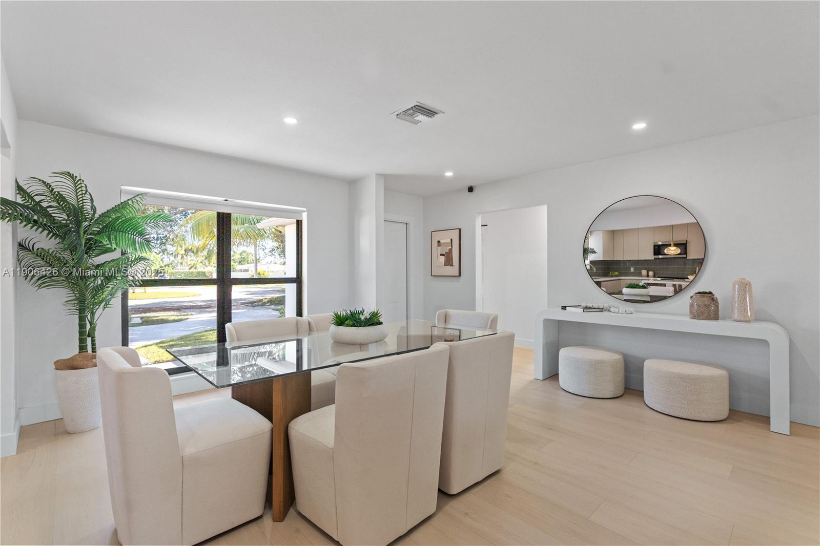 HOLLYWOOD HILLS - Residential