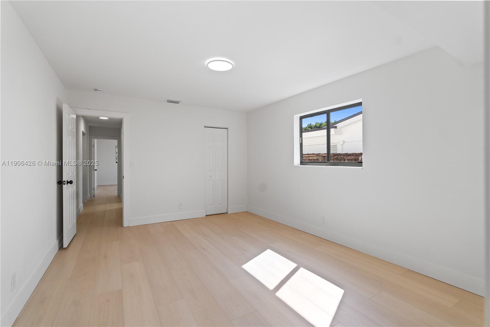 HOLLYWOOD HILLS - Residential