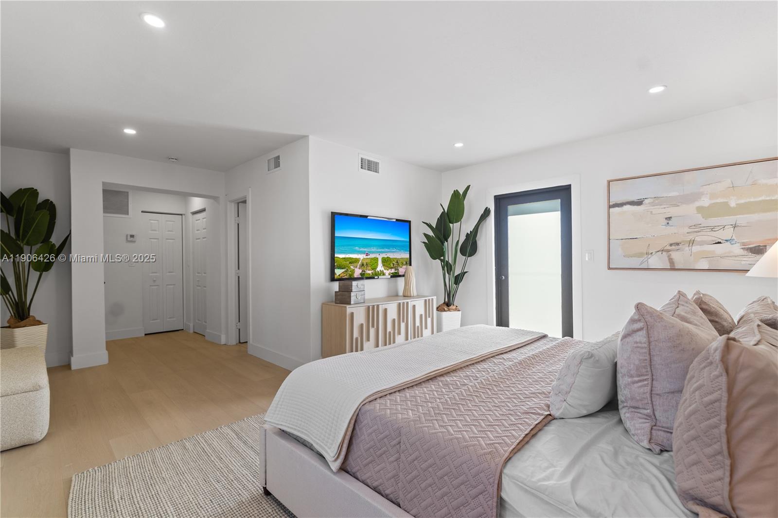 HOLLYWOOD HILLS - Residential