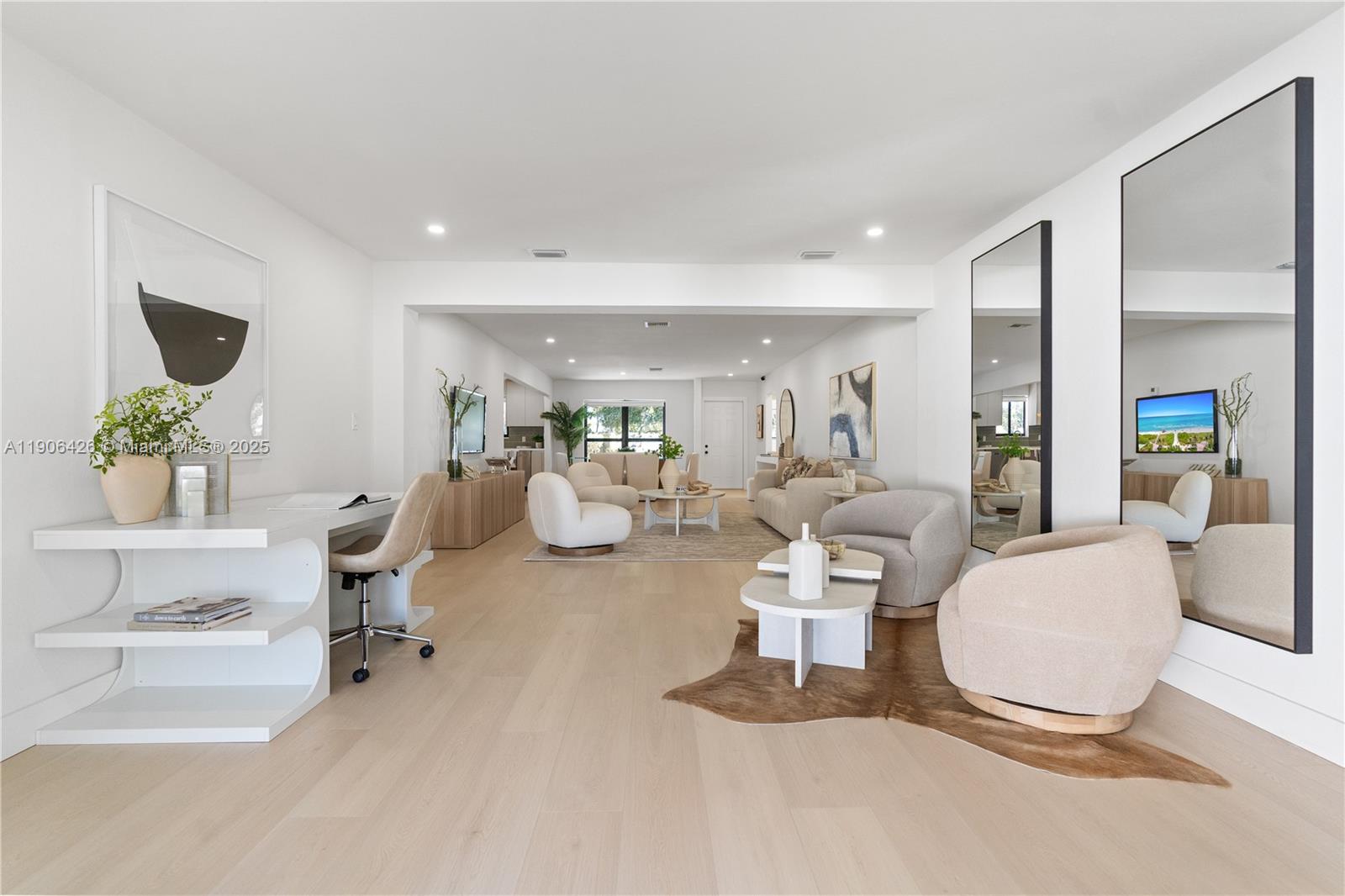 HOLLYWOOD HILLS - Residential