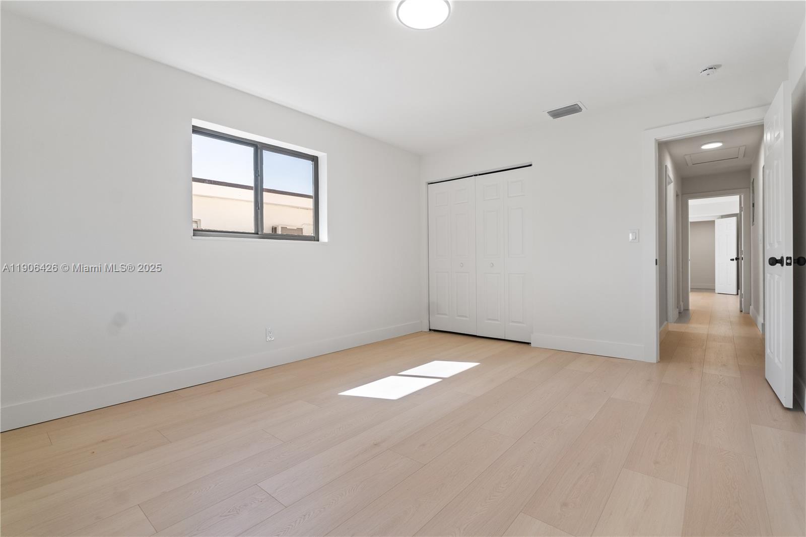 HOLLYWOOD HILLS - Residential