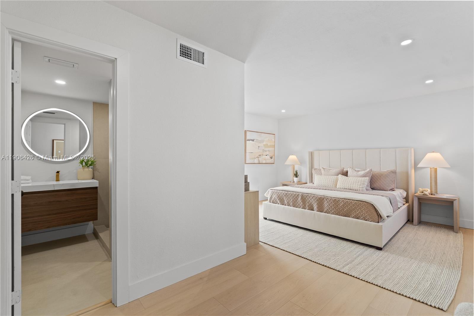 HOLLYWOOD HILLS - Residential