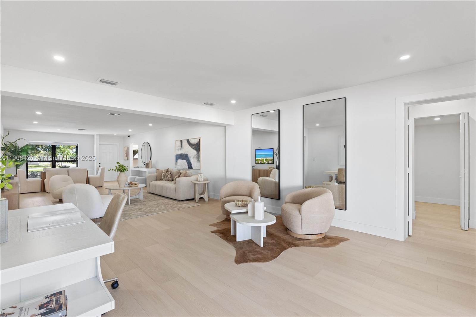 HOLLYWOOD HILLS - Residential