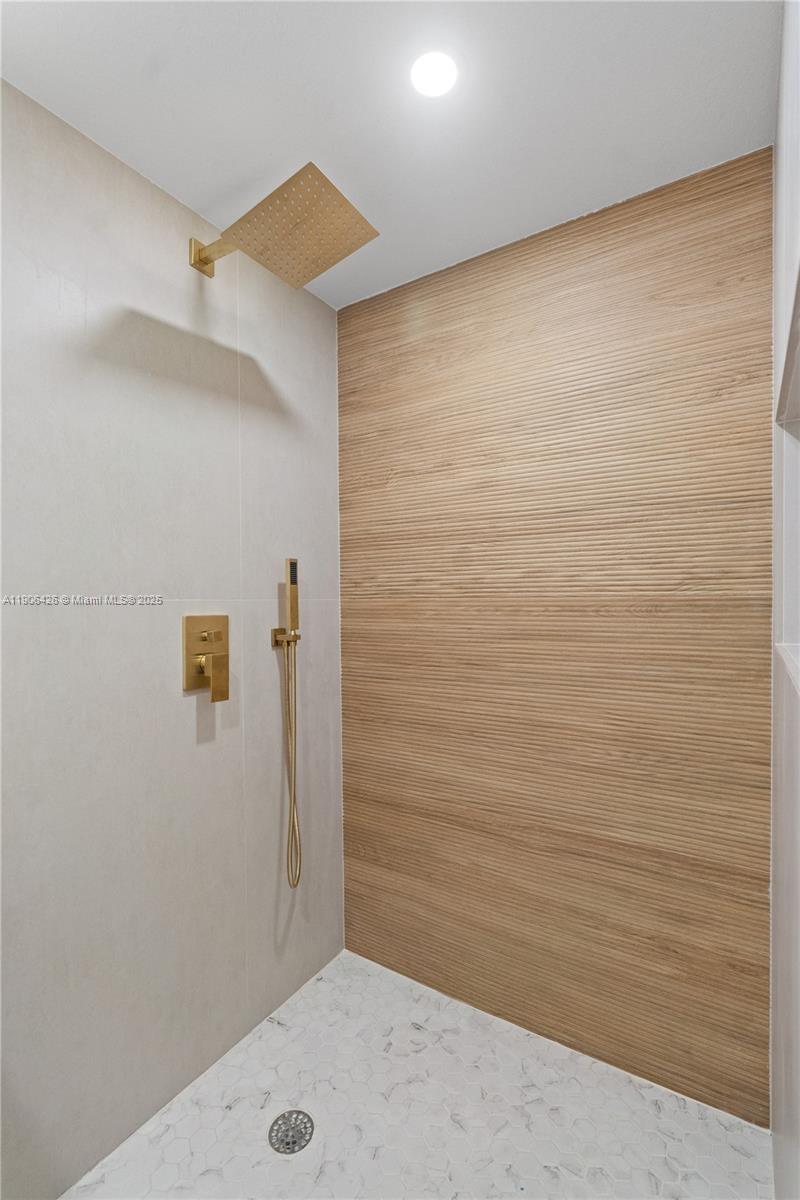 HOLLYWOOD HILLS - Residential