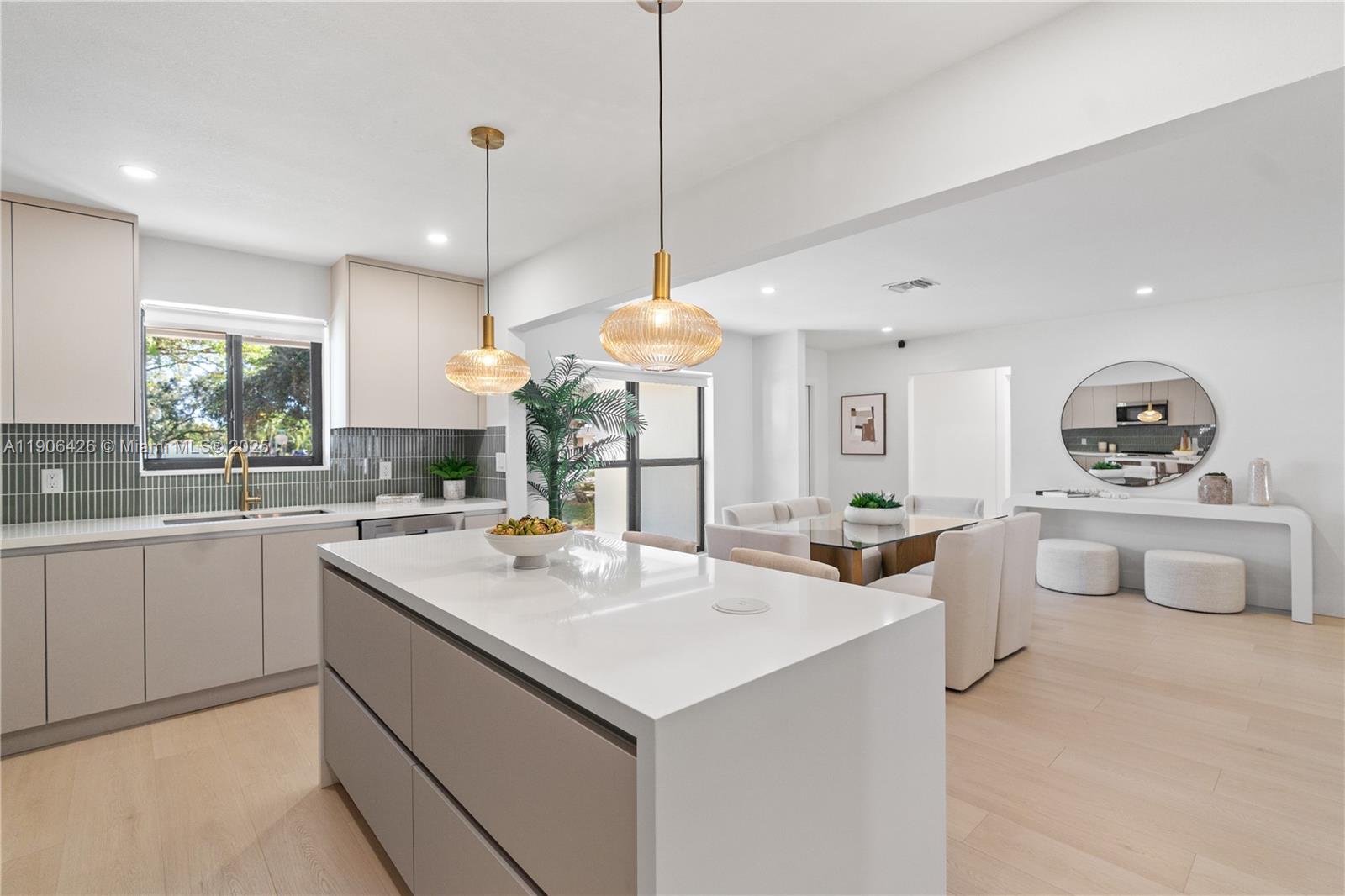 HOLLYWOOD HILLS - Residential