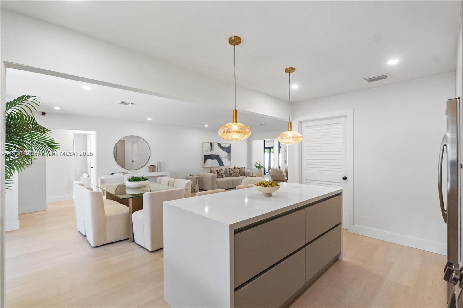 HOLLYWOOD HILLS - Residential