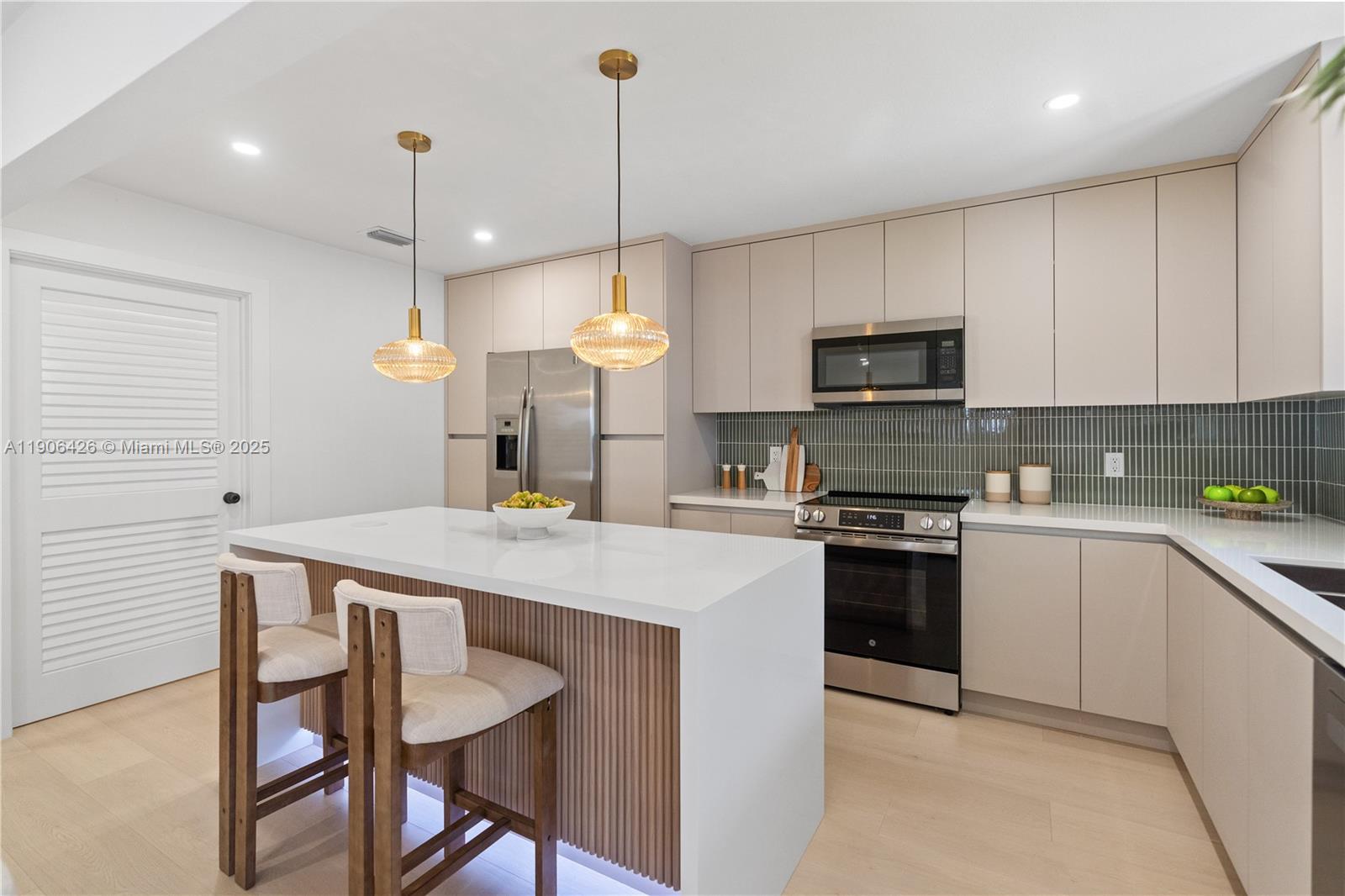 HOLLYWOOD HILLS - Residential