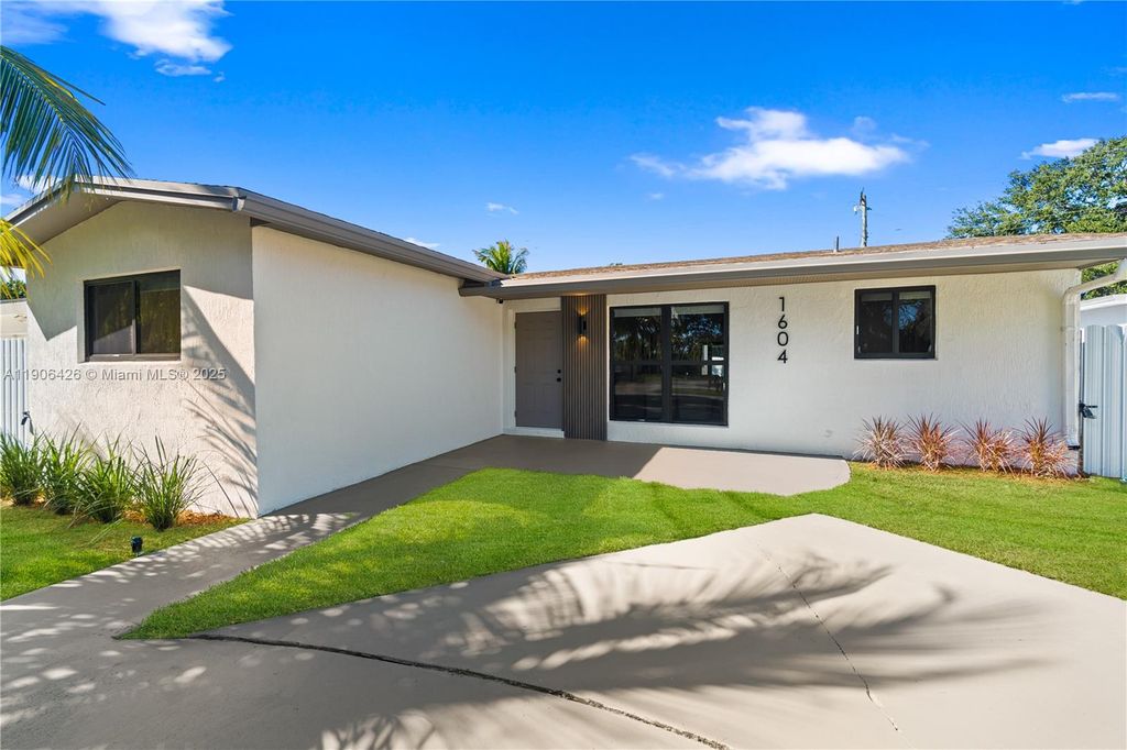 Photo of Hollywood, FL 33021 (MLS # A11906426)