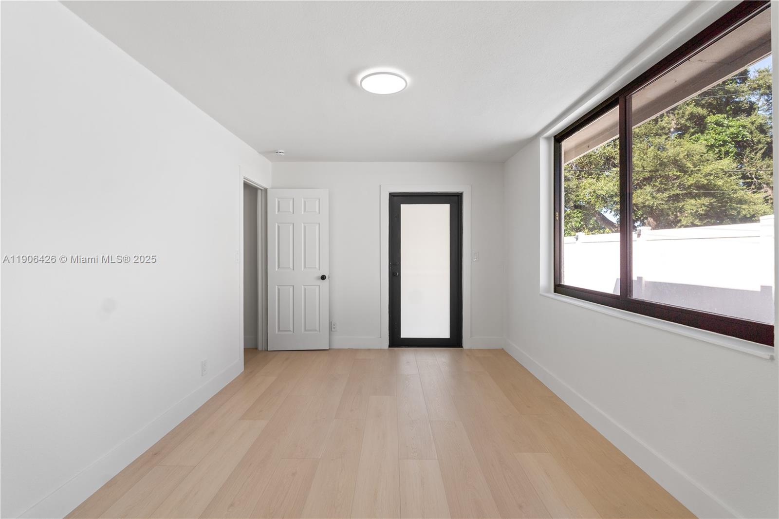 HOLLYWOOD HILLS - Residential