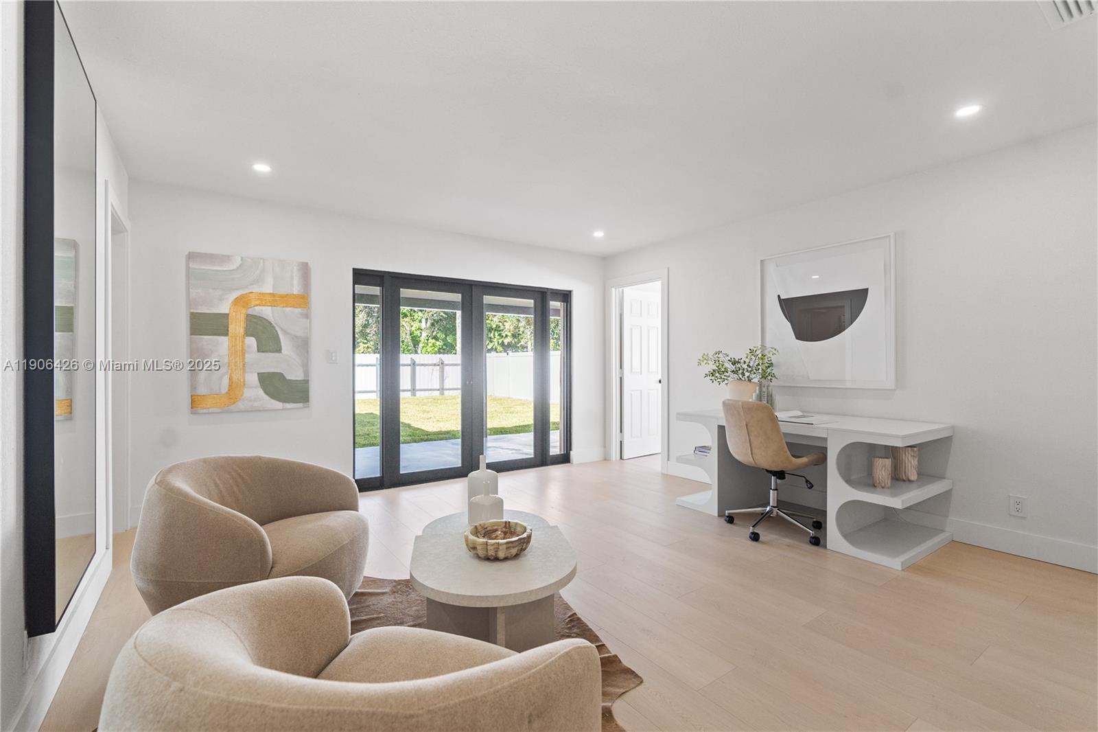 HOLLYWOOD HILLS - Residential