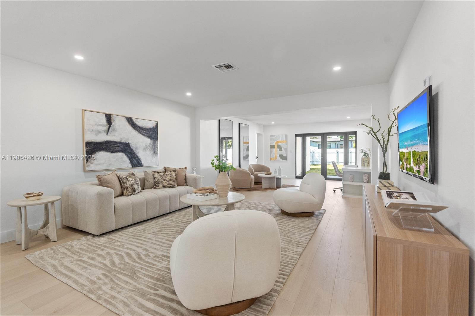 HOLLYWOOD HILLS - Residential