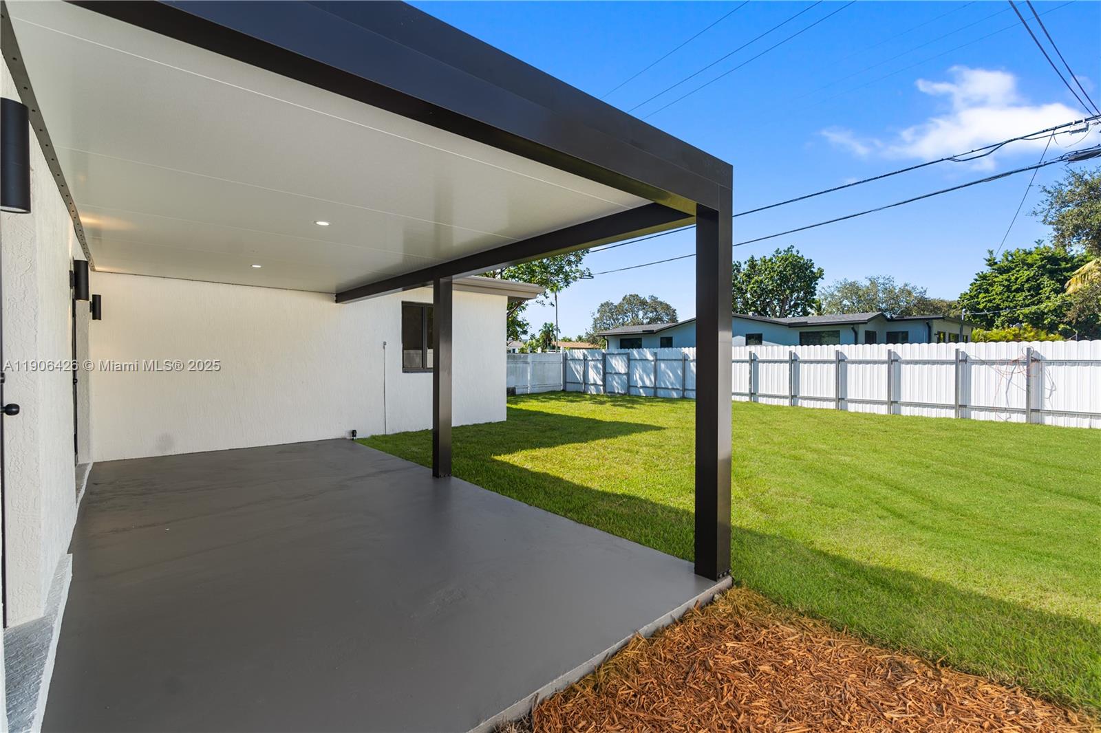 HOLLYWOOD HILLS - Residential