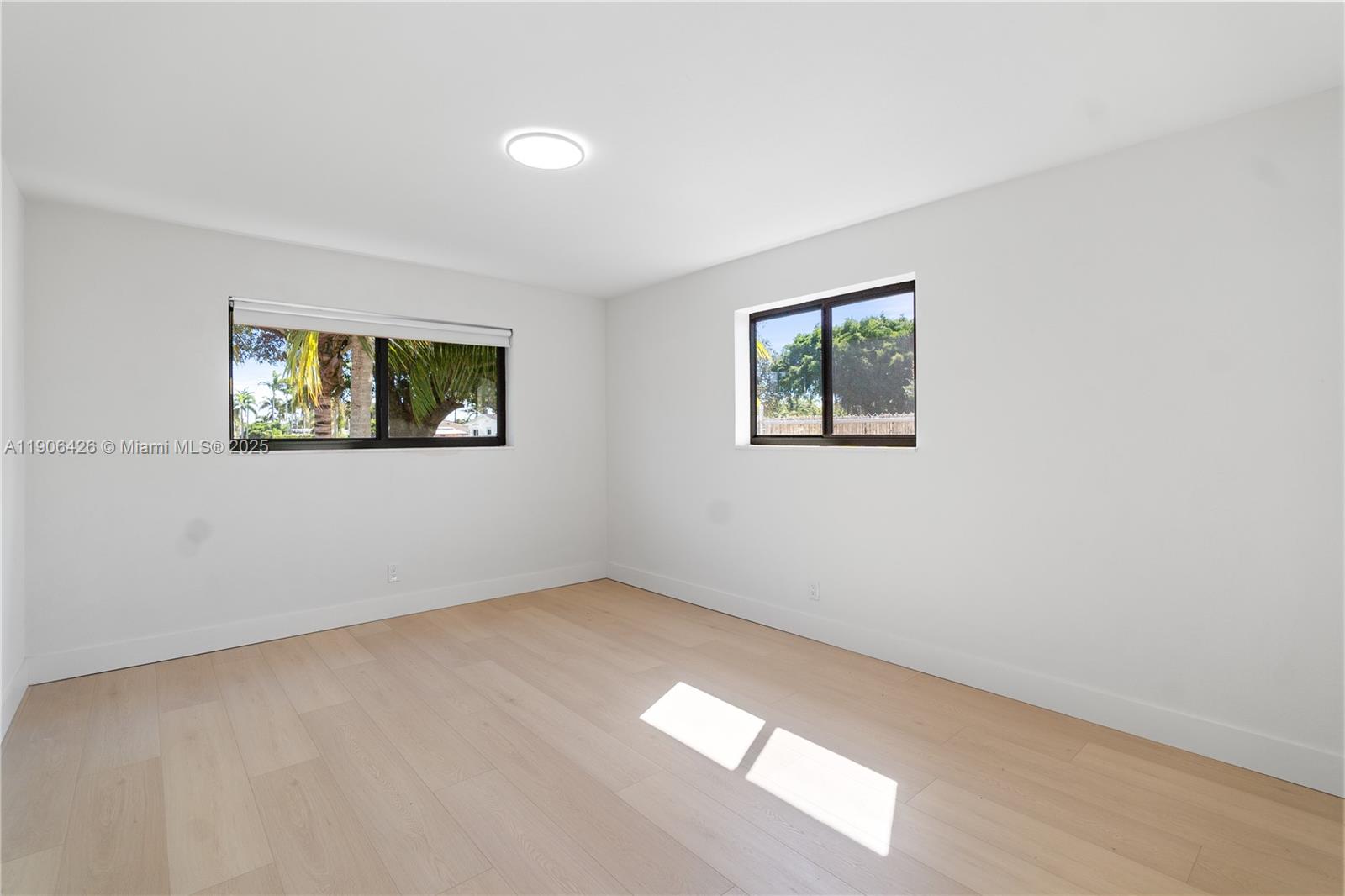 HOLLYWOOD HILLS - Residential