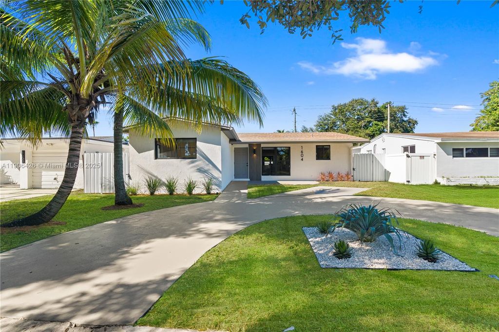 Photo of Hollywood, FL 33021 (MLS # A11906426)