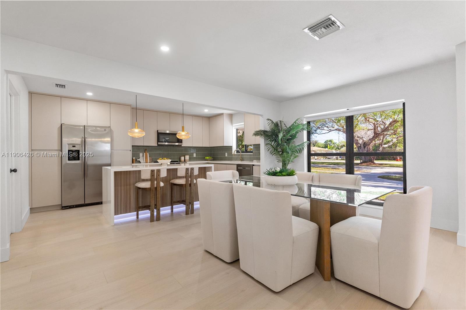 HOLLYWOOD HILLS - Residential