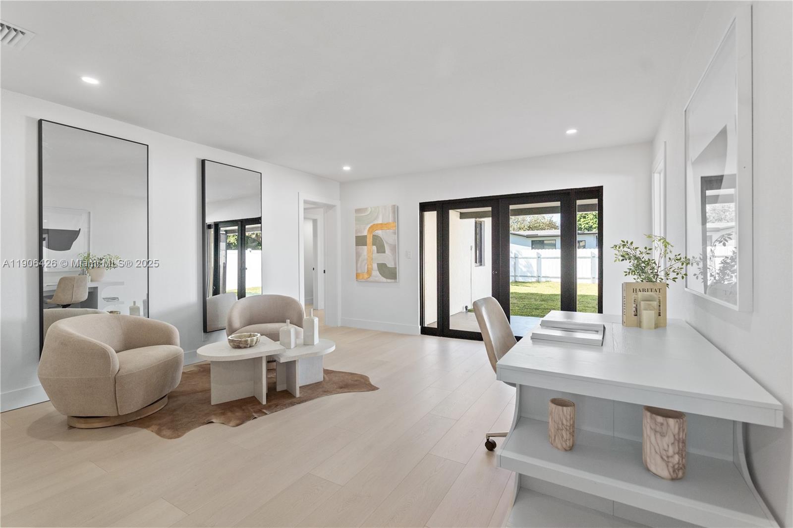 HOLLYWOOD HILLS - Residential