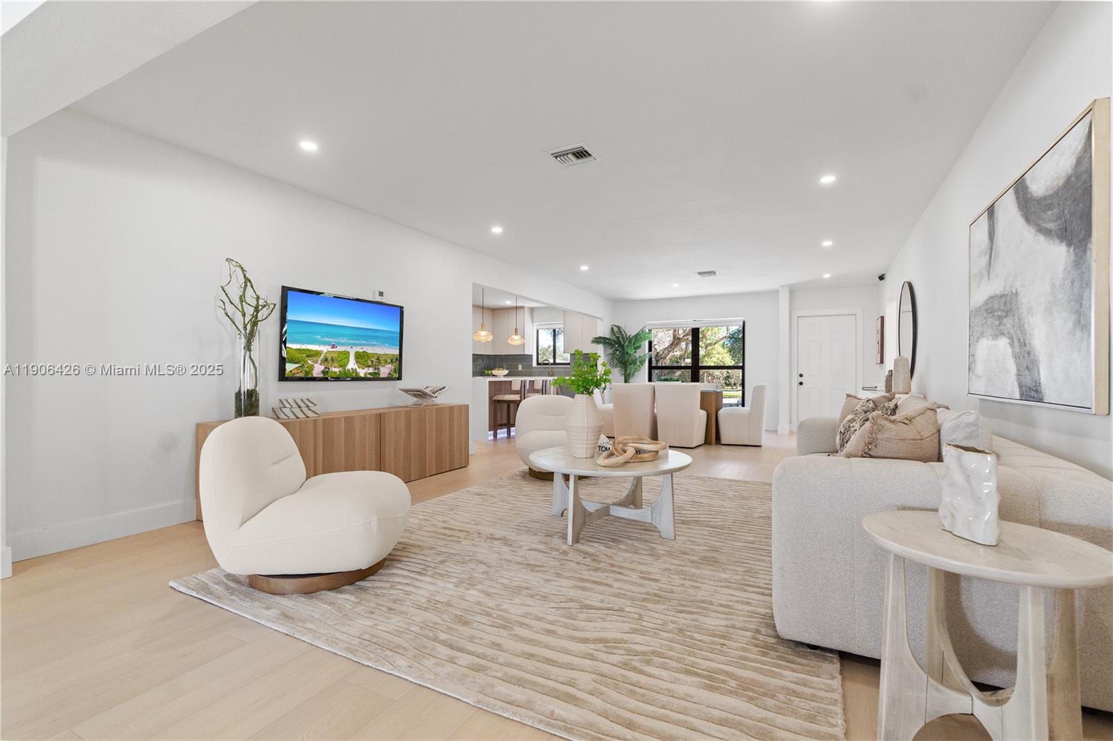 HOLLYWOOD HILLS - Residential