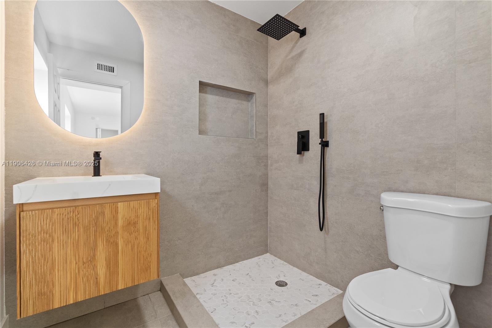 HOLLYWOOD HILLS - Residential