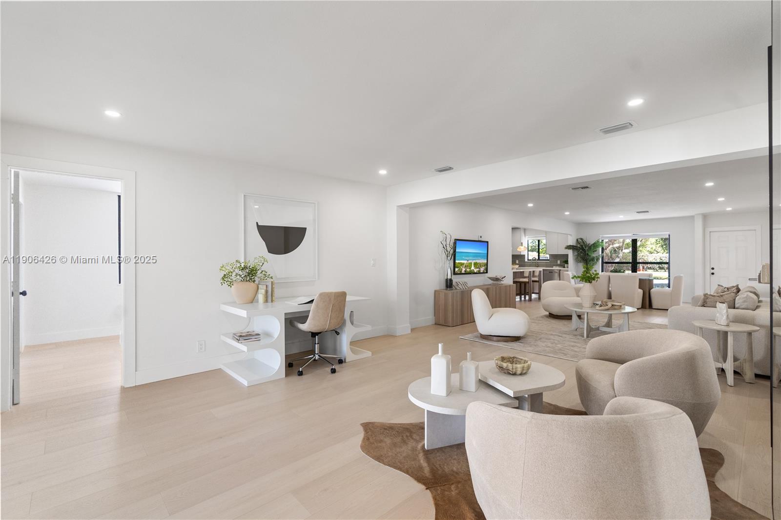 HOLLYWOOD HILLS - Residential