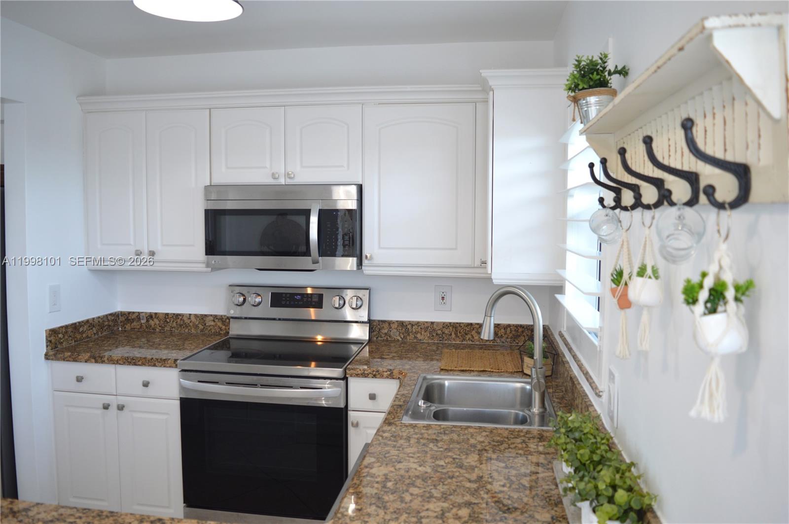 1511 SE 15th Ct 403, Deerfield Beach, FL, 33441/$242,500 4 1511 SE 15th Ct 403