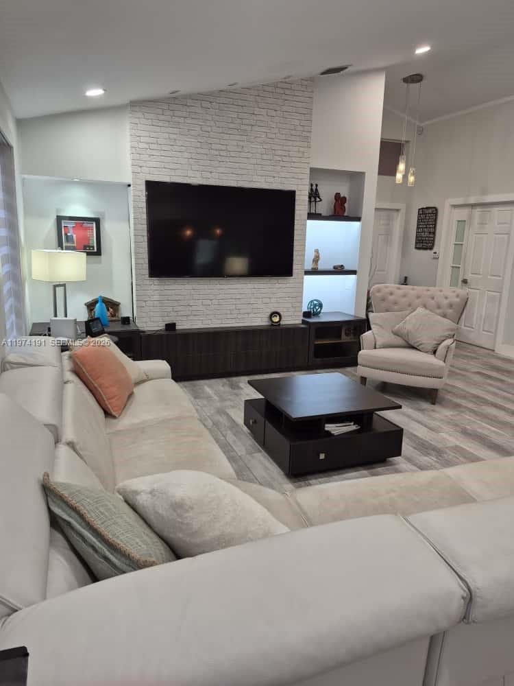 HOLLYWOOD GARDENS - Residential