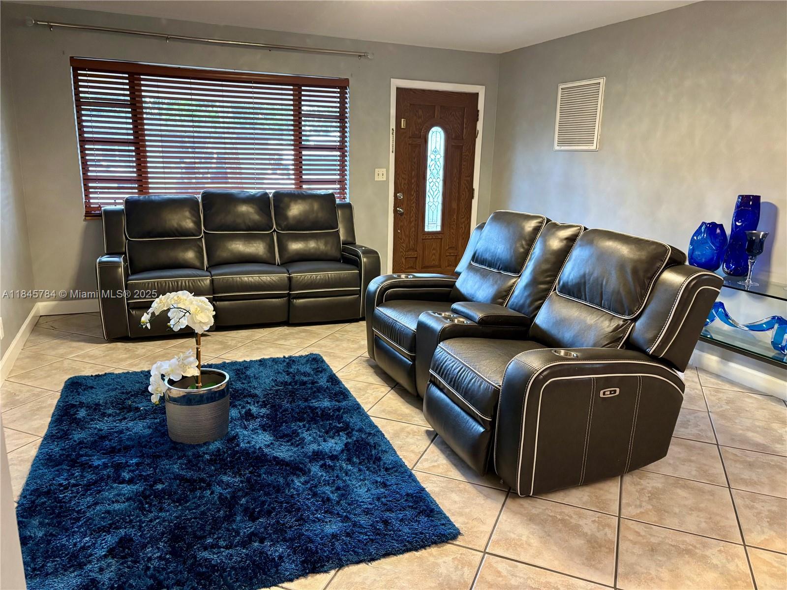 Charming 1-Bedroom home with spacious layout and prime LOCATION!
Welcome to this beautifully maintained 1bedroom, 1bath rental in the heart of fort lauderdale. This home features a modern bathroom , a large outside kitchen perfect for cooking and entertaining, and a private fenced patio- ideal for realxing or enoying the outdoors. the property offers generous interior space and is just minutes from publix, i95 and downtown Fort lauderdale.
Located in a quiet , residemtial neighborhood with easy access to beaches, shops and dinning. Dont miss this opportunity to live in comfort and convenience!