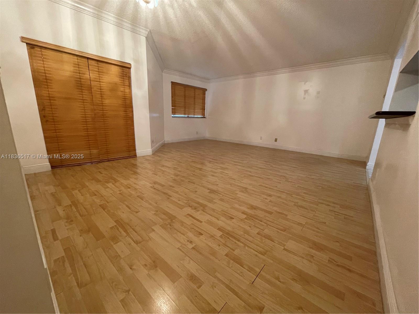 This beautiful 1/1 has wood flooring throughout the home. There is a washer and dryer within the unit itself. High vaulted ceilings. Very spacious stainless steel kitchen. Desirable location. Water and sewer included.
Don't miss the opportunity to make this charming condo your new home!
To apply for this rental, no prior evictions are accepted. Proof of income will be required. RAPID APPROVAL.
HABLAMOS ESPANOL
FALAMOS PORTUGUES