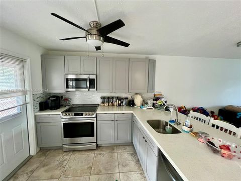 Condominium in Hollywood FL 4700 Washington St 4.jpg