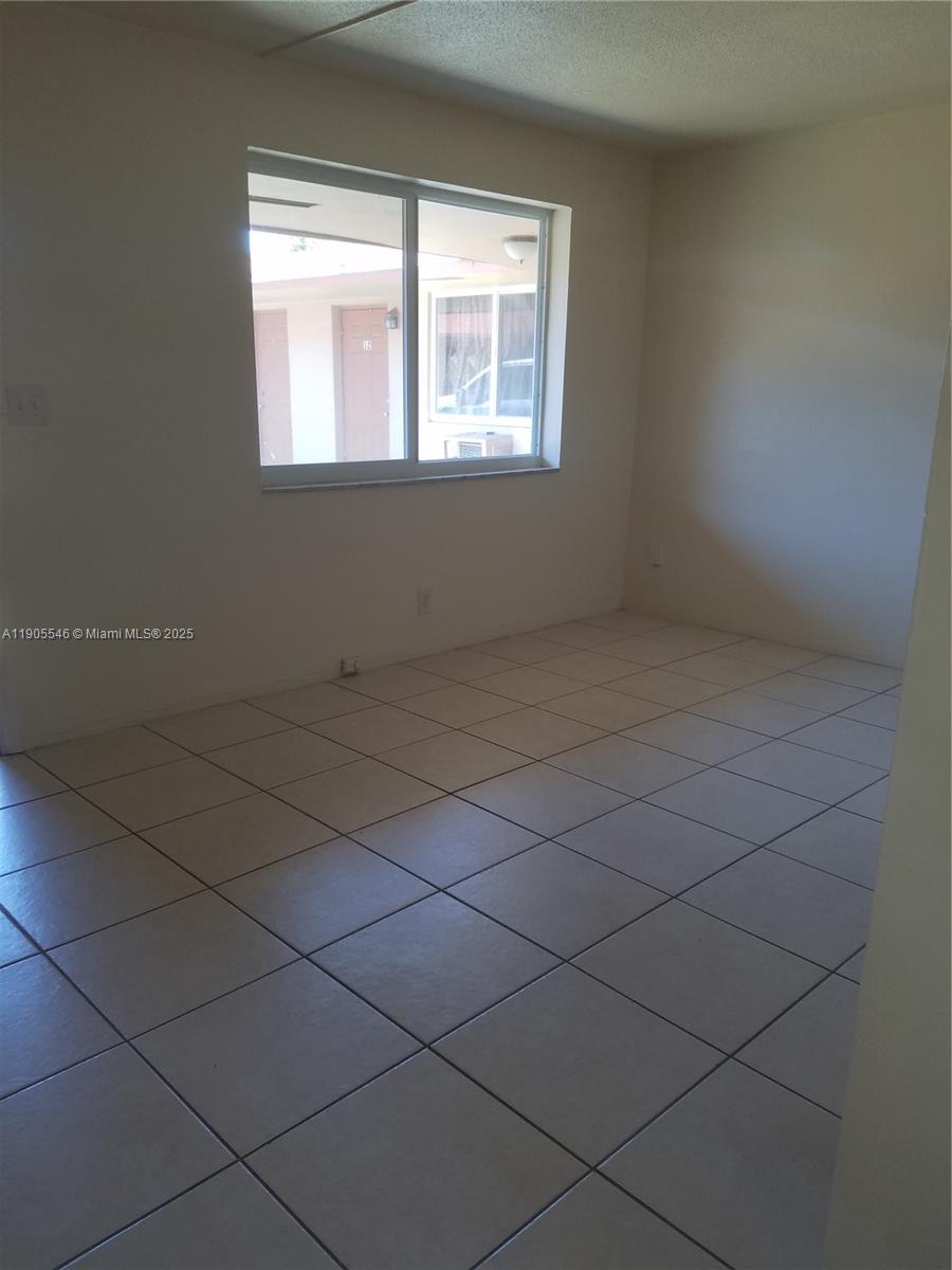 HOLLYWOOD LITTLE RANCHES - Residential Lease