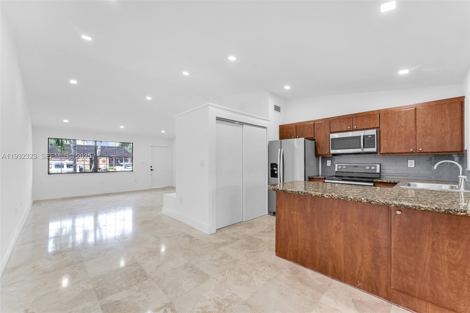 KENDALE LAKES WEST TOWNHO - Residential