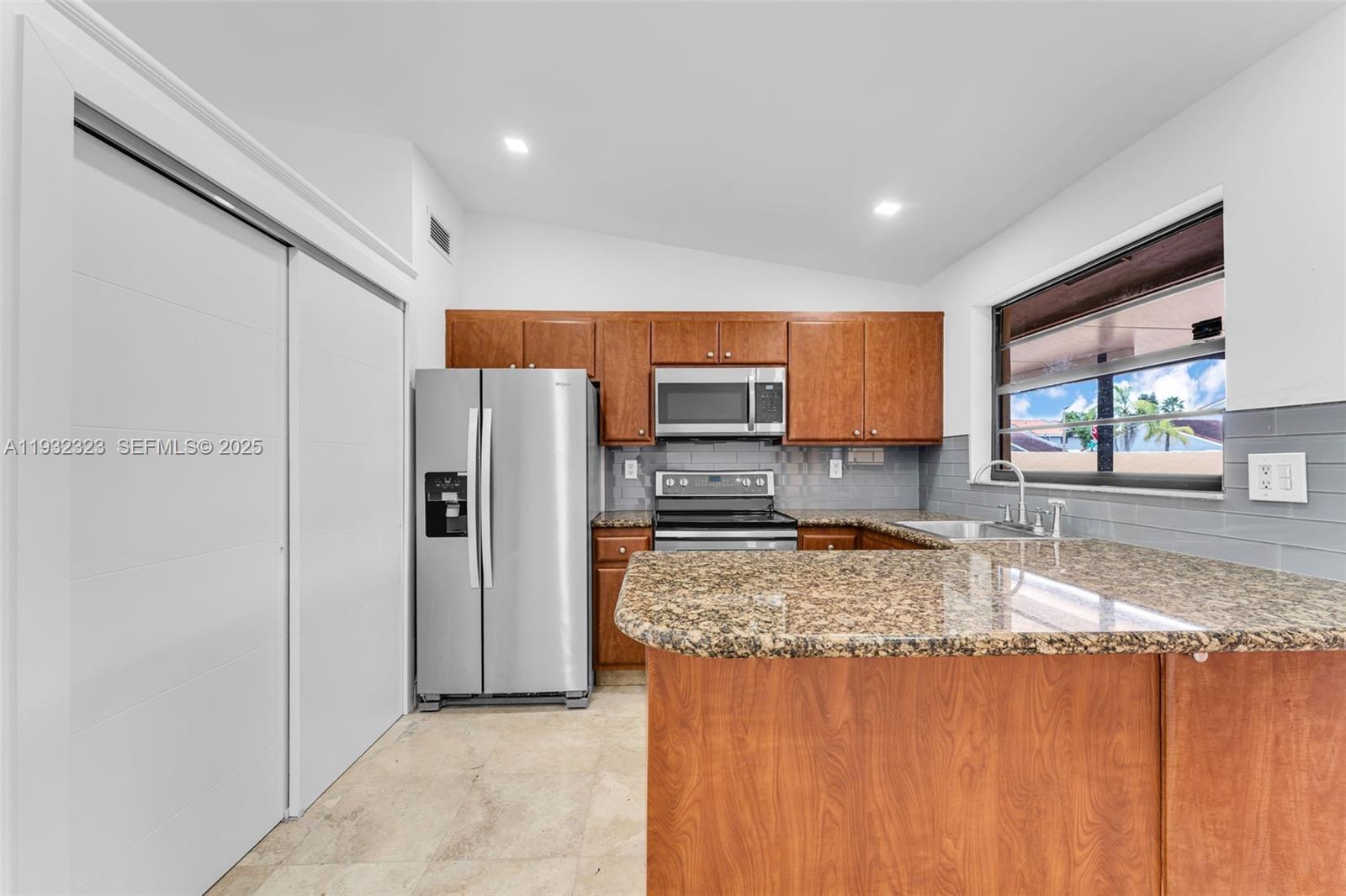 KENDALE LAKES WEST TOWNHO - Residential