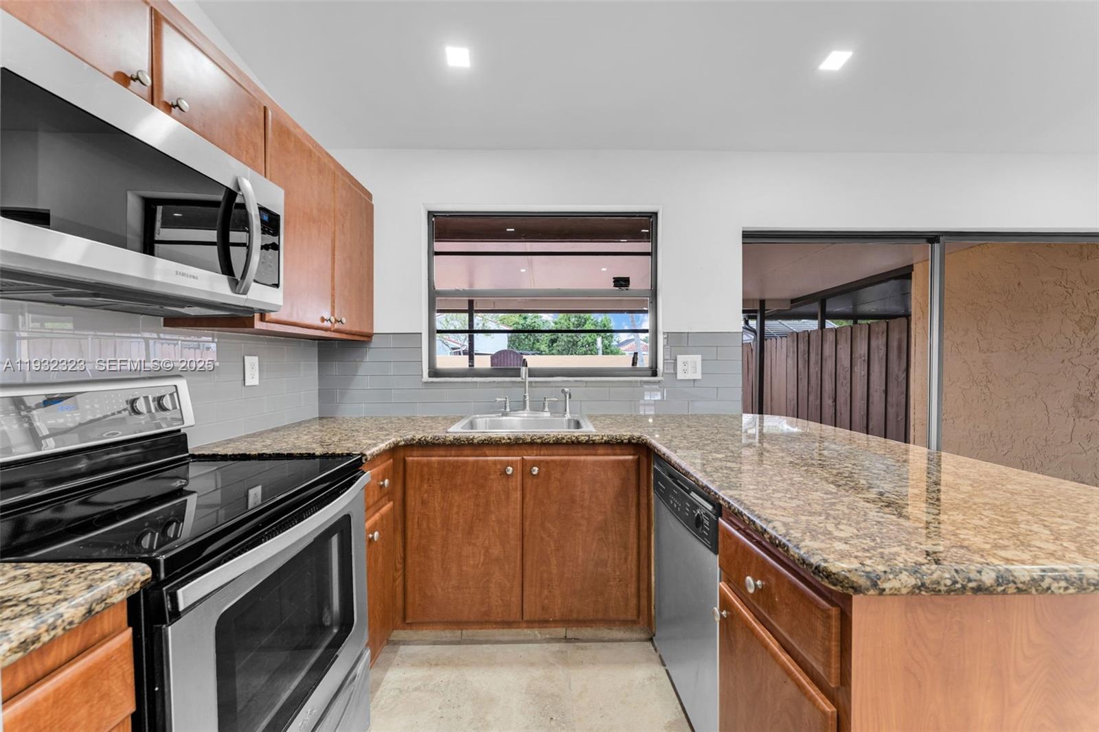 KENDALE LAKES WEST TOWNHO - Residential