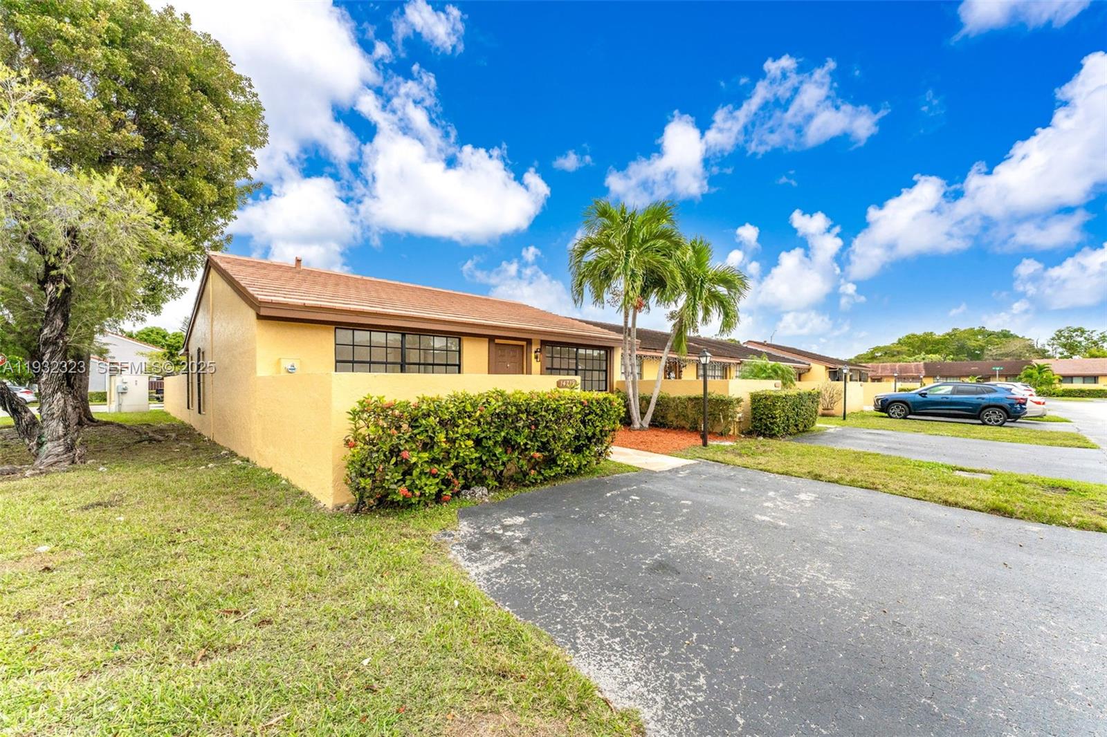 KENDALE LAKES WEST TOWNHO - Residential