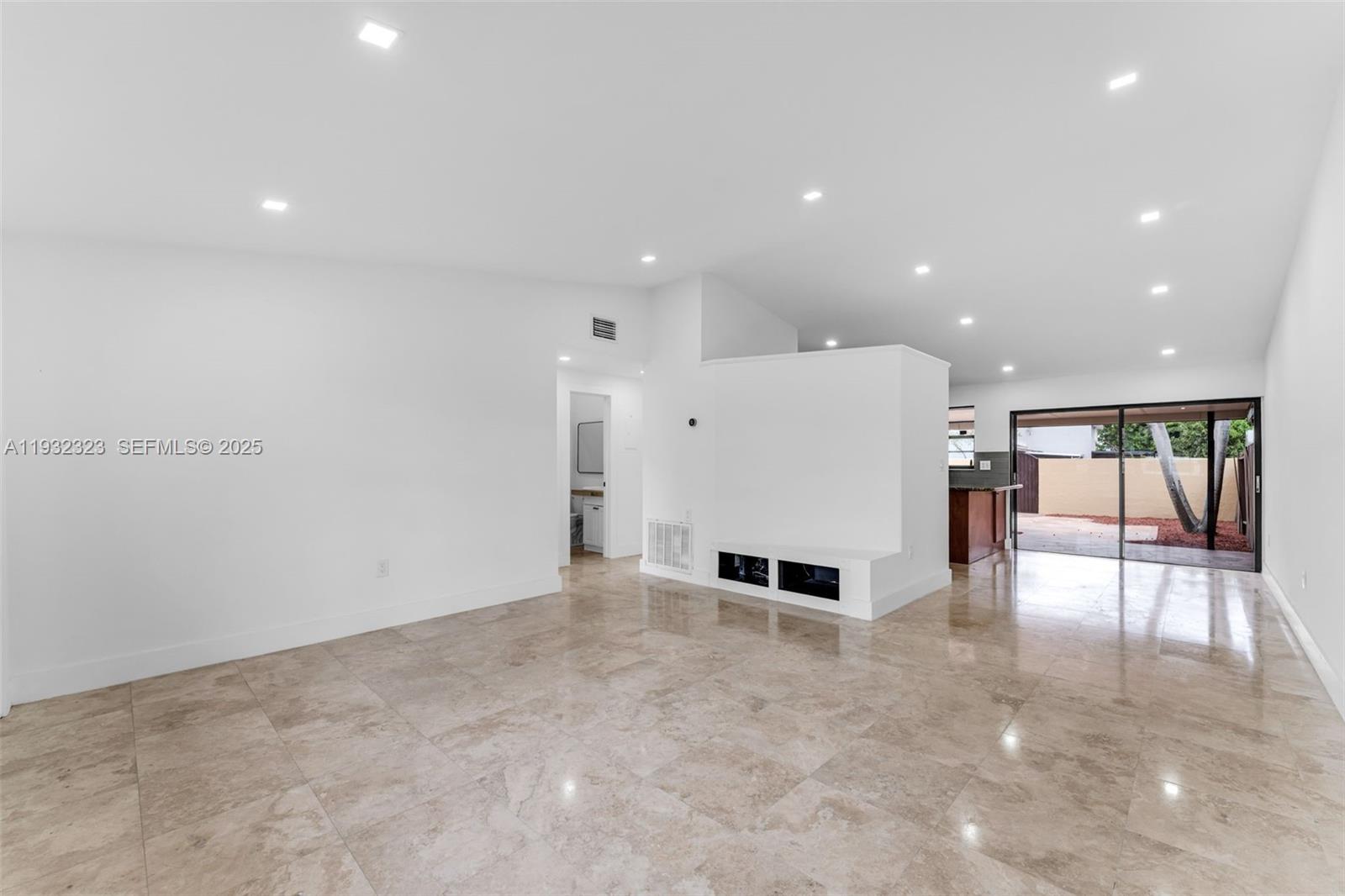 KENDALE LAKES WEST TOWNHO - Residential