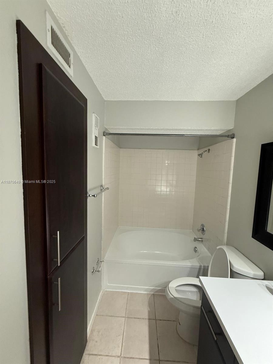 VISTA LAGO AT THE HAMMOCK - Residential Lease