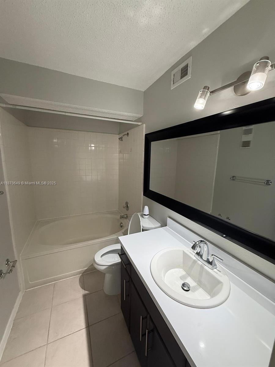 VISTA LAGO AT THE HAMMOCK - Residential Lease