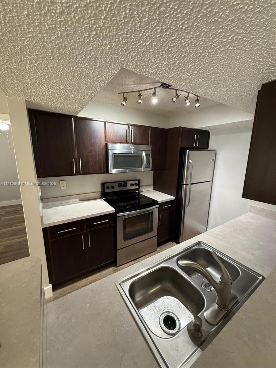 VISTA LAGO AT THE HAMMOCK - Residential Lease