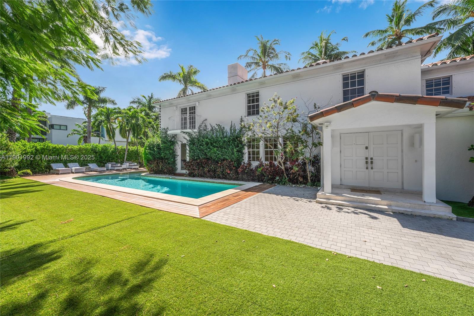 140 N Hibiscus Dr