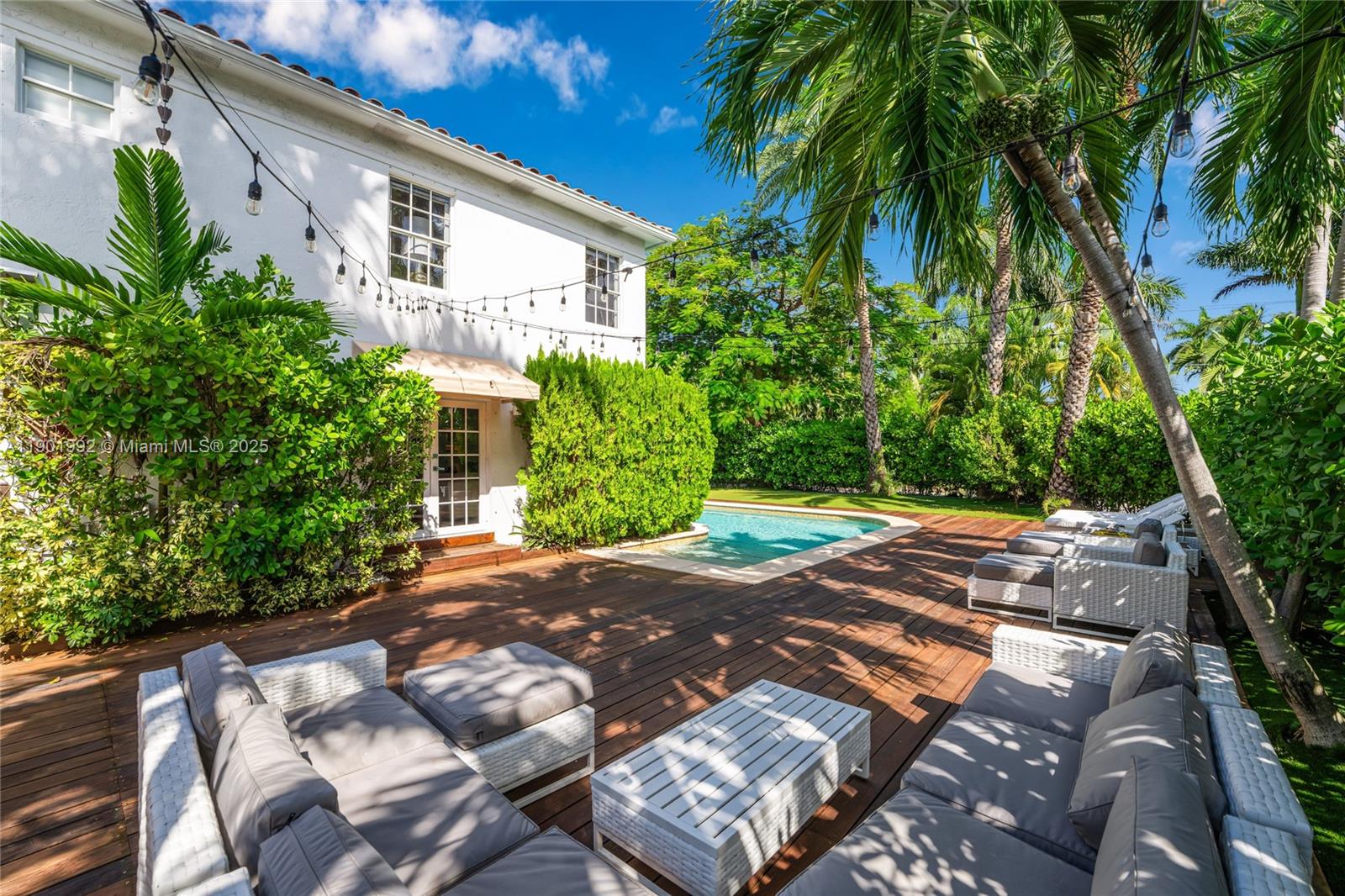 140 N Hibiscus Dr