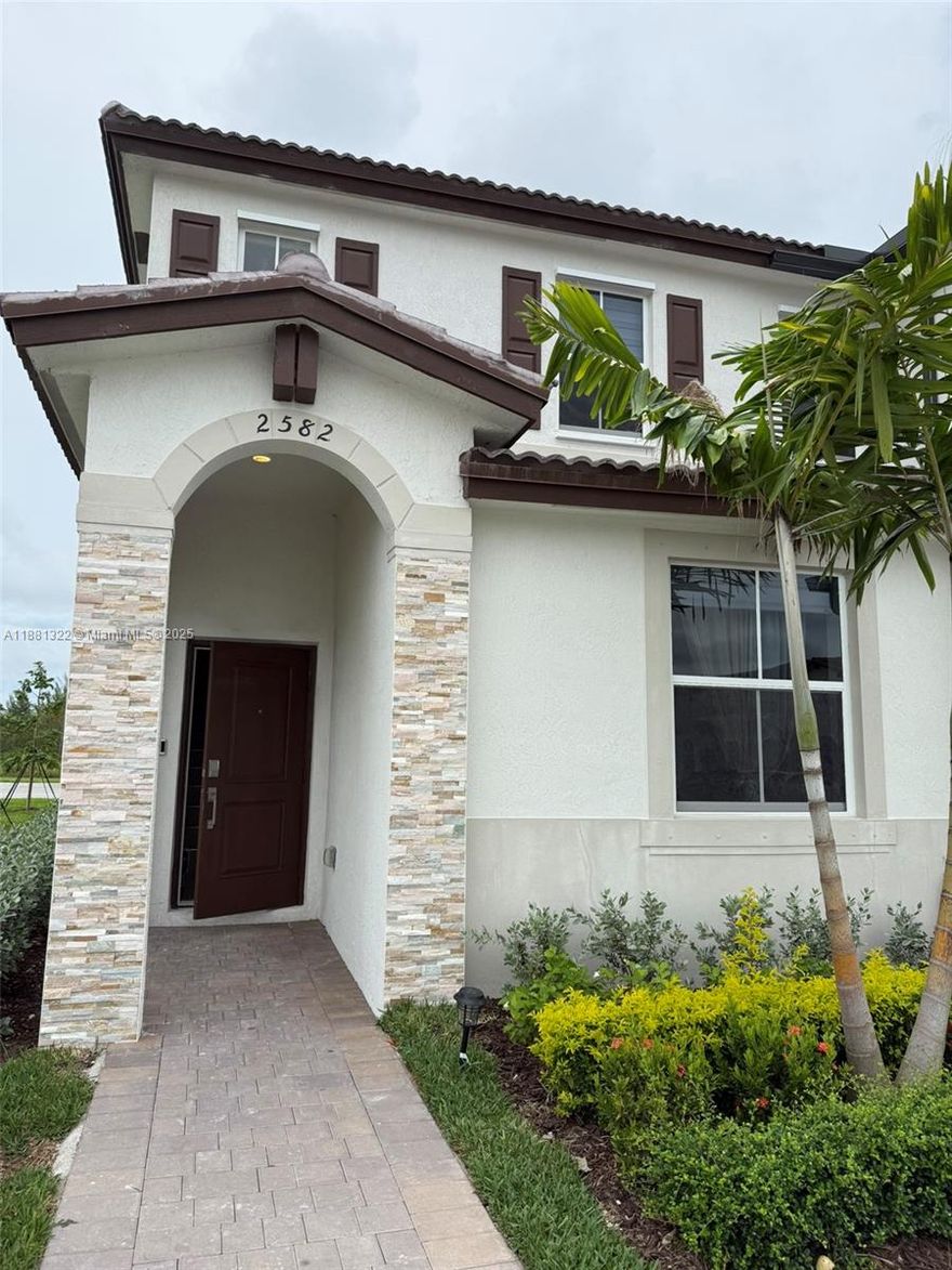 Beautiful corner unit townhome featuring 3 bedrooms and 3 full baths, including one bedroom and full bath conveniently located downstairs. Modern kitchen with stainless steel appliances, quartz countertops, and plenty of cabinet space. NO PETS. No smoking

Additional highlights:

Internet included in the rent
Two assigned parking spaces right in front of the property
Brand new construction (2024)
This home offers comfort, style, and convenience in a growing community.