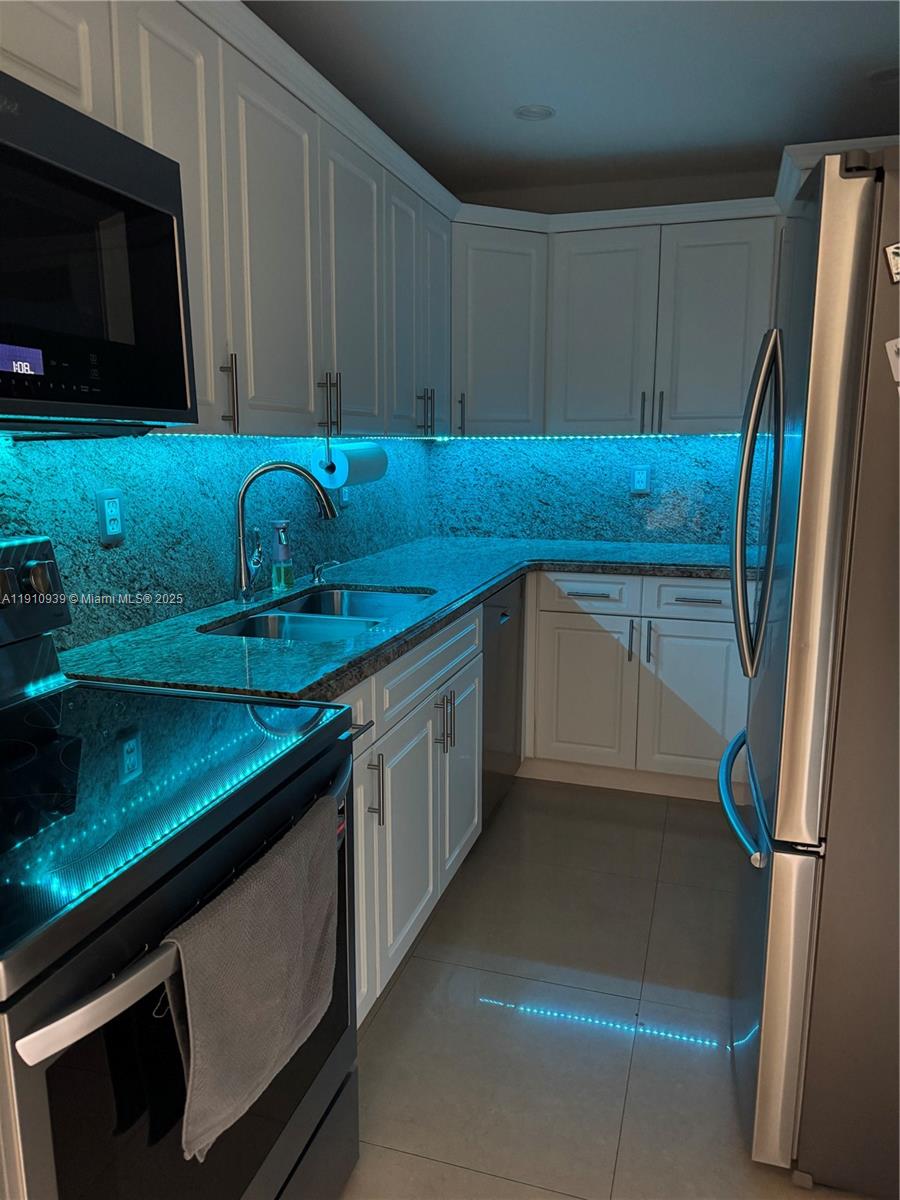 RESIDENCES @ THE FALLS CO - Residential Lease