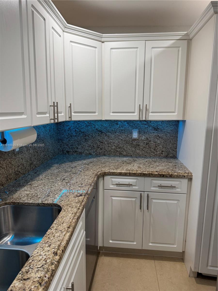 RESIDENCES @ THE FALLS CO - Residential Lease