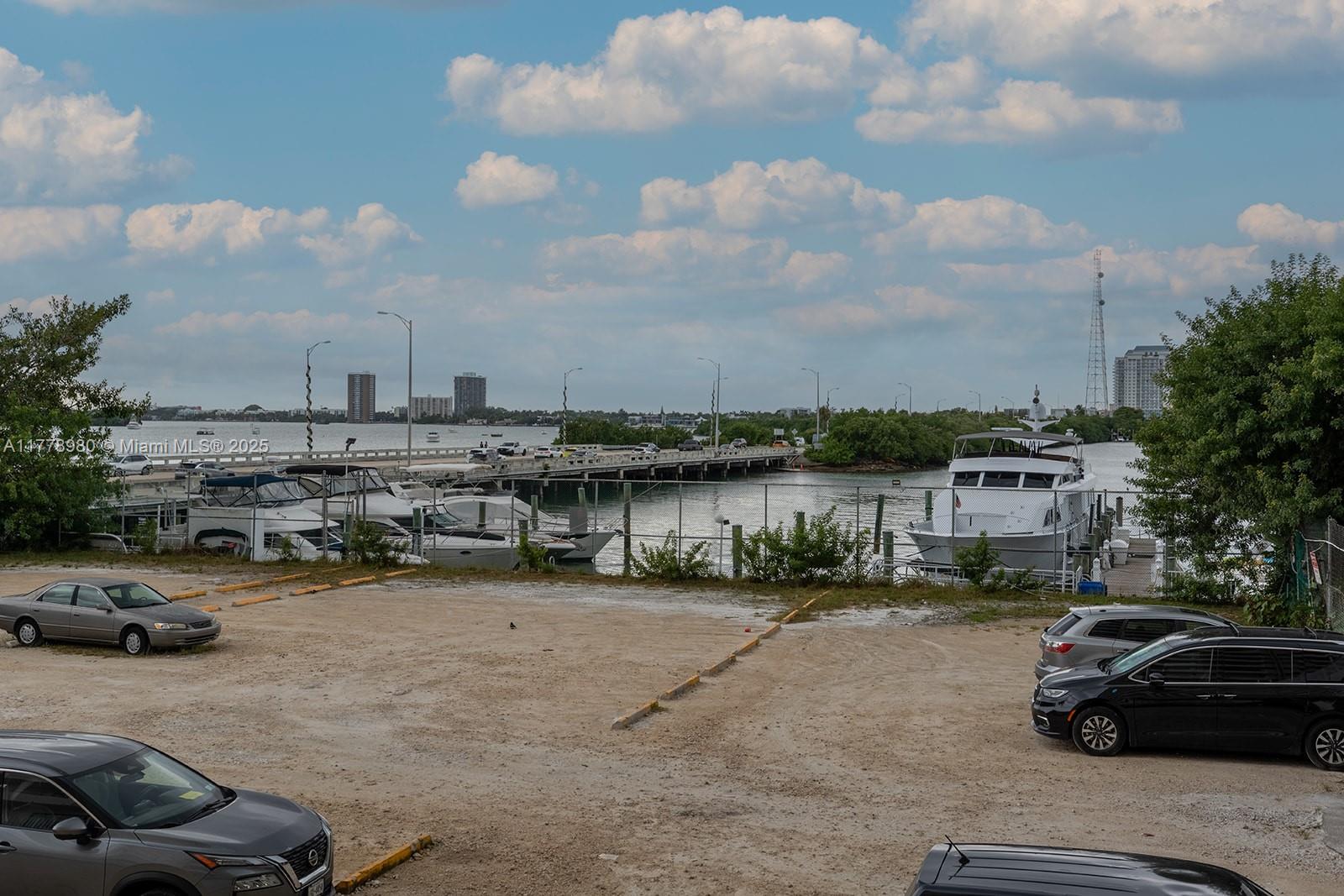 BAYSHORE YACHT & TENNIS C - Residential